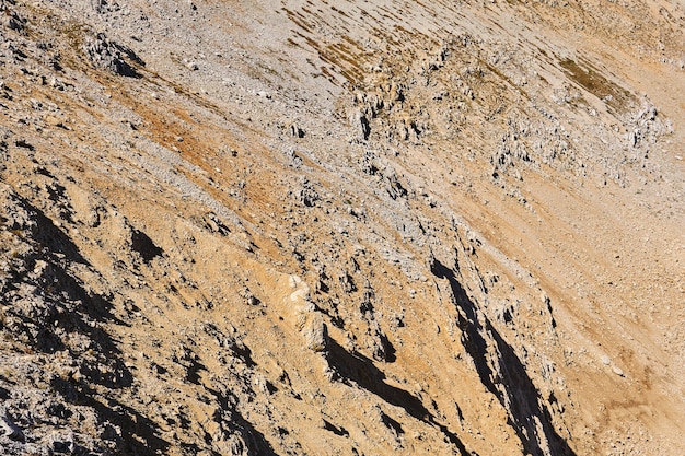 火星の風景を彷彿とさせる鋭い崖のある、活気のない砂漠の岩だらけの山腹