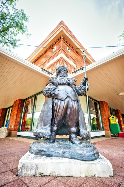 Photo a lifesized sculpture of nicholas st north stands proudly in front of a building in abilene texas hi