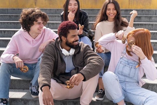 Foto stile di vita in città con amici a medio raggio