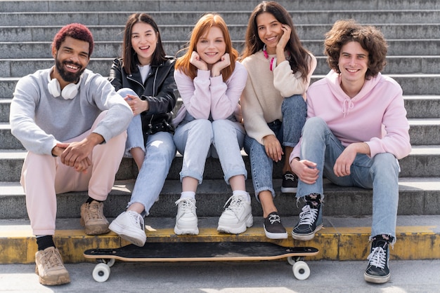 Foto stile di vita in città con gli amici in posa insieme