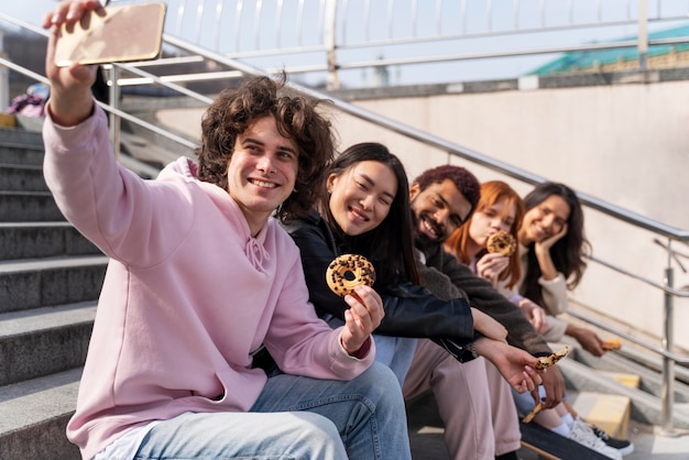 Foto stile di vita in città con amici che scattano selfie