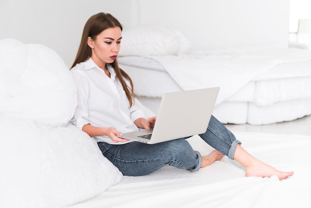 Concetto di stile di vita lunga vista di lavoro da casa