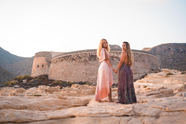 Stile di vita di una coppia di ragazze lesbiche caucasiche che si godono l'estate sulla spiaggia