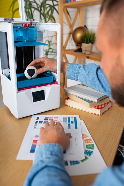 Photo lifestyle of designer using a 3d printer