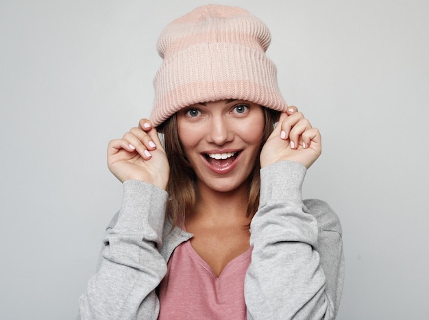 Lifestyle emotie en mensen concept gelukkige jonge emotionele vrouw met roze hoed