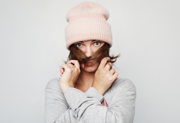 Lifestyle emotie en mensen concept jonge emotionele vrouw met roze hoed