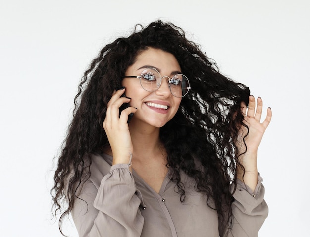 Lifestyle emotie en mensen concept Mooie Afro-Amerikaanse vrouw met behulp van mobiele telefoon