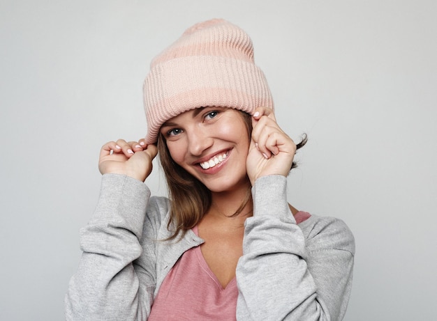 Emozione di stile di vita e concetto di persone felice giovane donna emotiva che indossa un cappello rosa