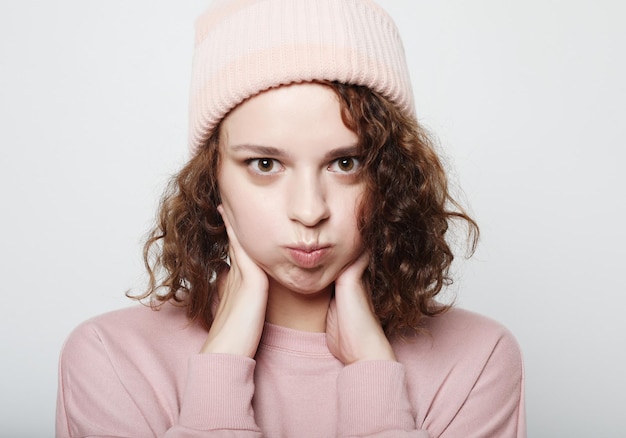 Lifestyle en mensen concept Jong schattig hipster meisje roze dragen op witte achtergrond close-up