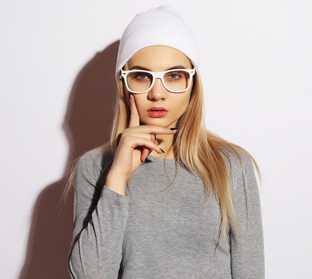 Lifestyle en mensen concept Jonge schattige lachende hipster girl