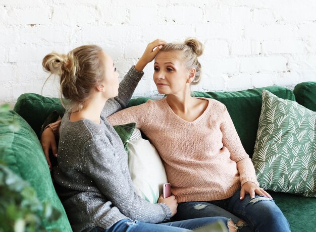 Lifestyle familie en mensen concept Gelukkige jonge vrouw en haar moeder thuis gelukkig gezin