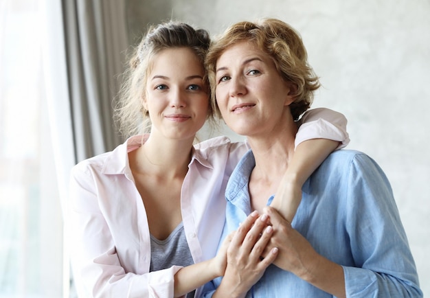 Lifestyle familie en mensen concept gelukkige jonge vrouw en haar moeder thuis