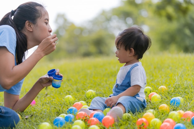 Lifestyle Familie, gelukkige moeder en dochter genieten van tijd in het park