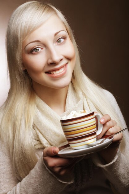 ライフスタイルの食べ物と人々の概念コーヒーを飲む若いきれいな女性