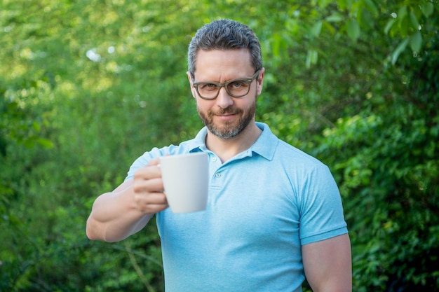 Lifestyle foto van man met koffie selectieve focus levensstijl van man met koffie