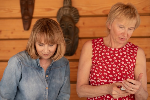 Lifestyle fotoportret van twee vrouwen van 55 jaar die hun eigen ding doen