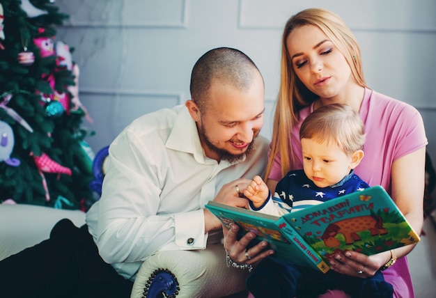 Lifestyle geluk het lezen van boek vrouw viering