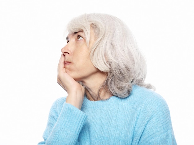 Foto stile di vita salute e concetto di persone donna anziana che soffre di mal di denti su sfondo bianco