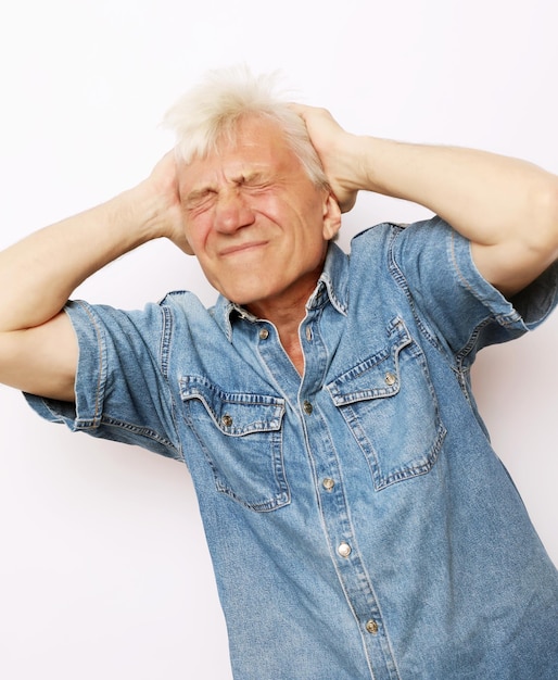 Здоровье образа жизни и концепция людей У старшего мужчины головная боль