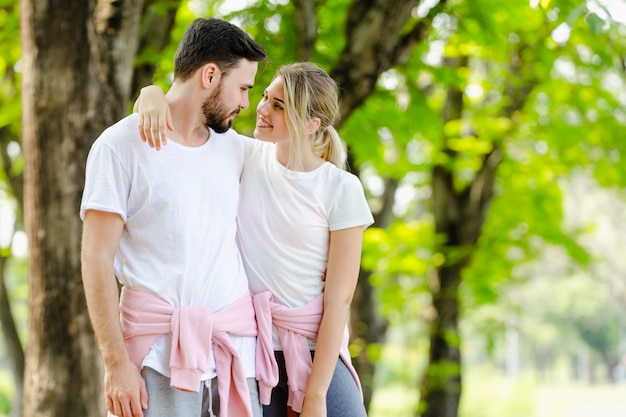 Lifestyle jonge coupe romantisch in park