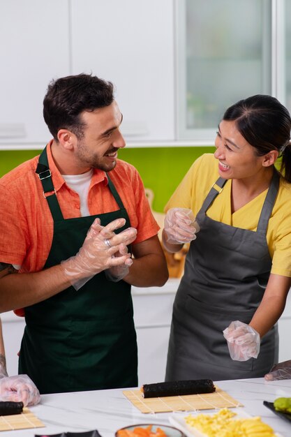 Foto lifestyle: mensen die sushi leren maken