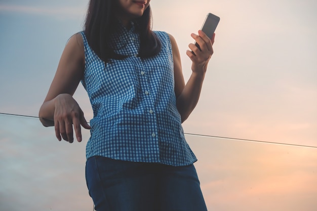 現代人のライフスタイルスマートフォンを使用して若い女性