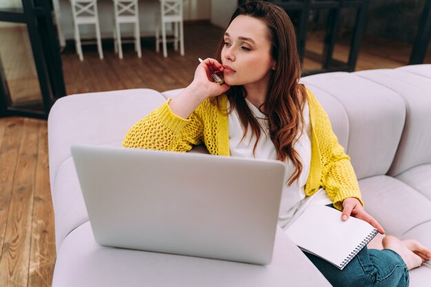 Lifestyle-momenten van een jonge vrouw thuis. vrouw die thuis werkt