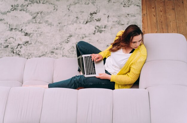 Lifestyle-momenten van een jonge vrouw thuis. vrouw die thuis werkt