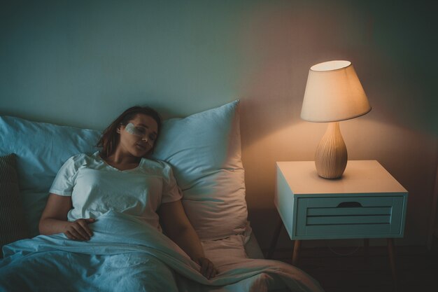 Lifestyle-momenten van een jonge vrouw thuis. Vrouw slaapt in haar bed