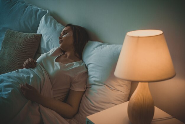 Lifestyle-momenten van een jonge vrouw thuis. Vrouw slaapt in haar bed