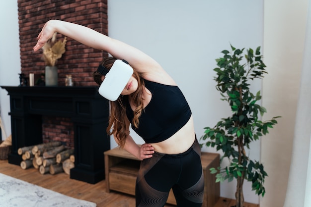 Photo lifestyle moments of a young woman at home woman making sport exercises in the living room