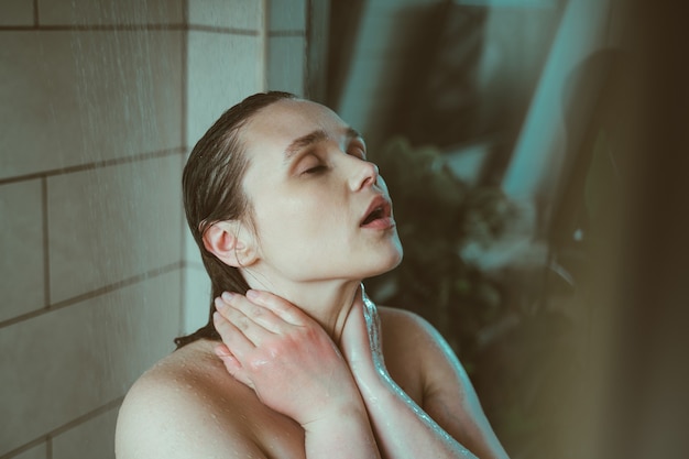 집에서 젊은 여성의 라이프 스타일 순간 아침에 샤워하는 여성