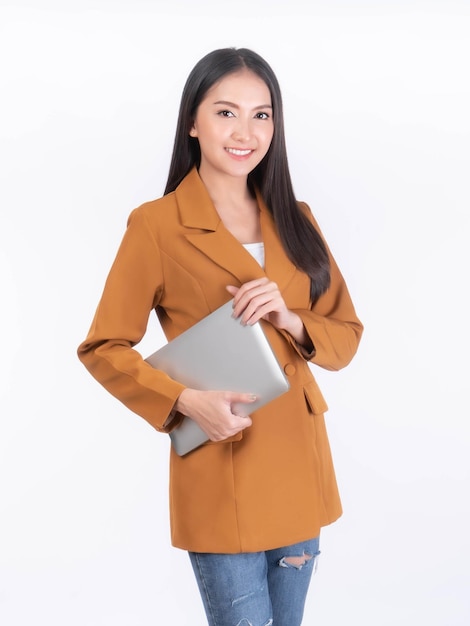 Lifestyle mooie zakenvrouw Aziatische jonge vrouw ware pak voel me gelukkig met laptopcomputer geïsoleerd op een witte achtergrond met kopie ruimte mensen uit het bedrijfsleven concept