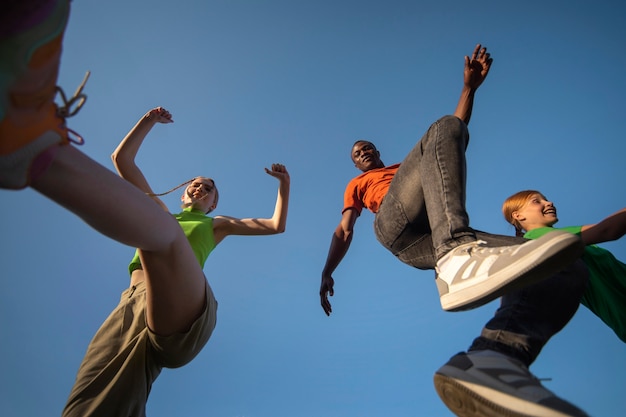 写真 飛び跳ねる人々のライフスタイル