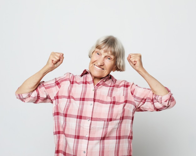 Foto stile di vita e concetto della gente: ritratto di una nonna allegra