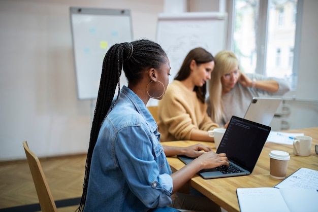 Foto stile di vita delle persone in ufficio