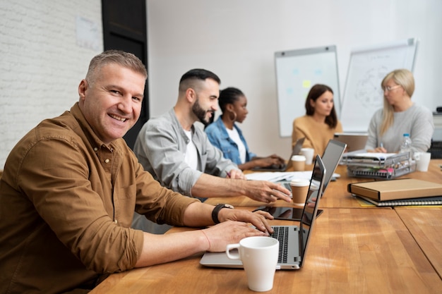 Foto stile di vita delle persone in ufficio