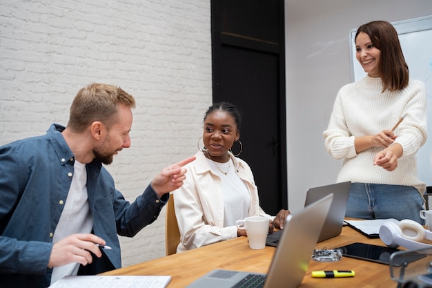 Foto stile di vita delle persone in ufficio