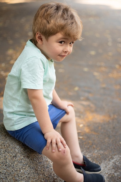 Photo lifestyle portrait of cute kid outdoors summer kids outdoor portrait closeup face child playing outd