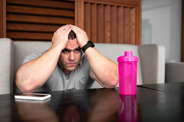 Ritratto di stile di vita di un bell'uomo muscoloso dopo un allenamento in palestra nutrizione sportiva