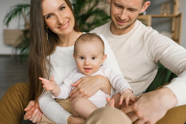 Foto ritratto di stile di vita di una giovane famiglia elegante con un figlio piccolo a casa