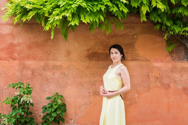 Ritratto di stile di vita di giovane donna alla moda che resta per strada