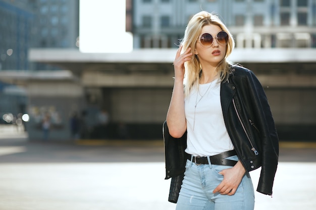 Lifestyle portret van jonge glamoureuze vrouw met vintage zonnebril en modieuze outfit. ruimte voor tekst