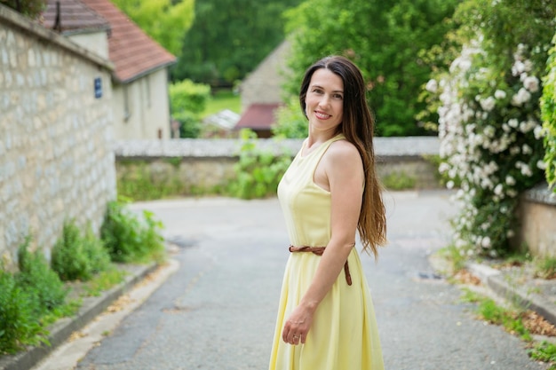 Lifestyle portret van jonge stijlvolle vrouw met lang bruin haar