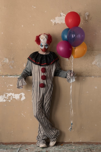 Photo lifestyle of scary clown