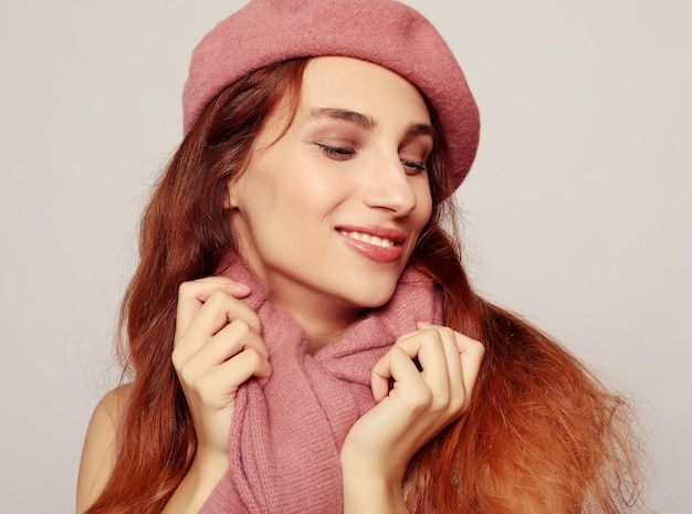 Lifestyle, schoonheid en mensen concept: schoonheid redhair meisje roze baret dragen