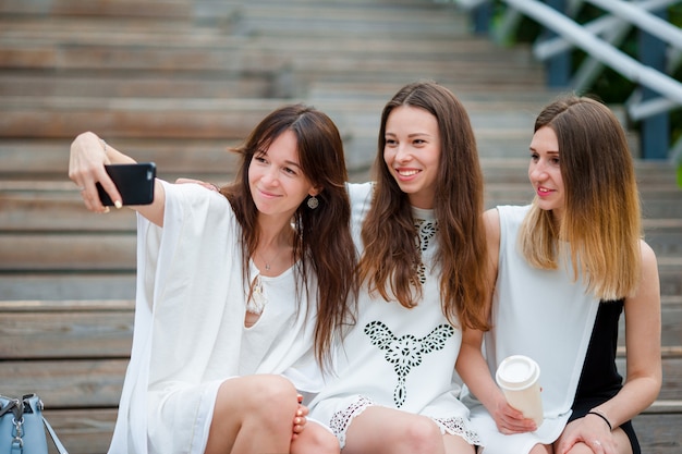 Lifestyle selfie portret van jonge positieve meisjes plezier maken en selfie maken. Concept van vriendschap en plezier met nieuwe trends en technologie. Beste vrienden die het moment bewaren met moderne smartphone