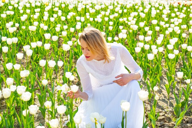 Lifestyle-vrouwen die zich goed voelen, ontspannen en gelukkige vrijheid op de natuurtulpenboerderij.