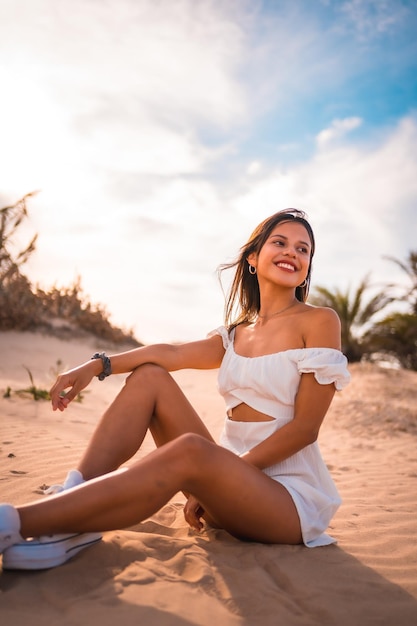 Stile di vita di una giovane donna caucasica bruna che si gode le vacanze sulla spiaggia in estate