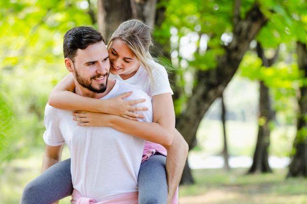 Lifestyle giovane coupé romantico nel parco